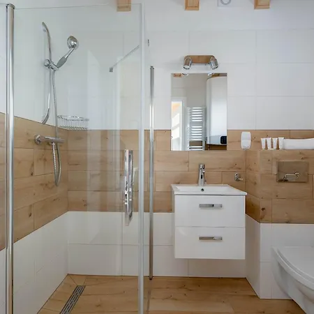 Caloroczne Drewniane W Urokliwej Okolicy By Renters グジボボ